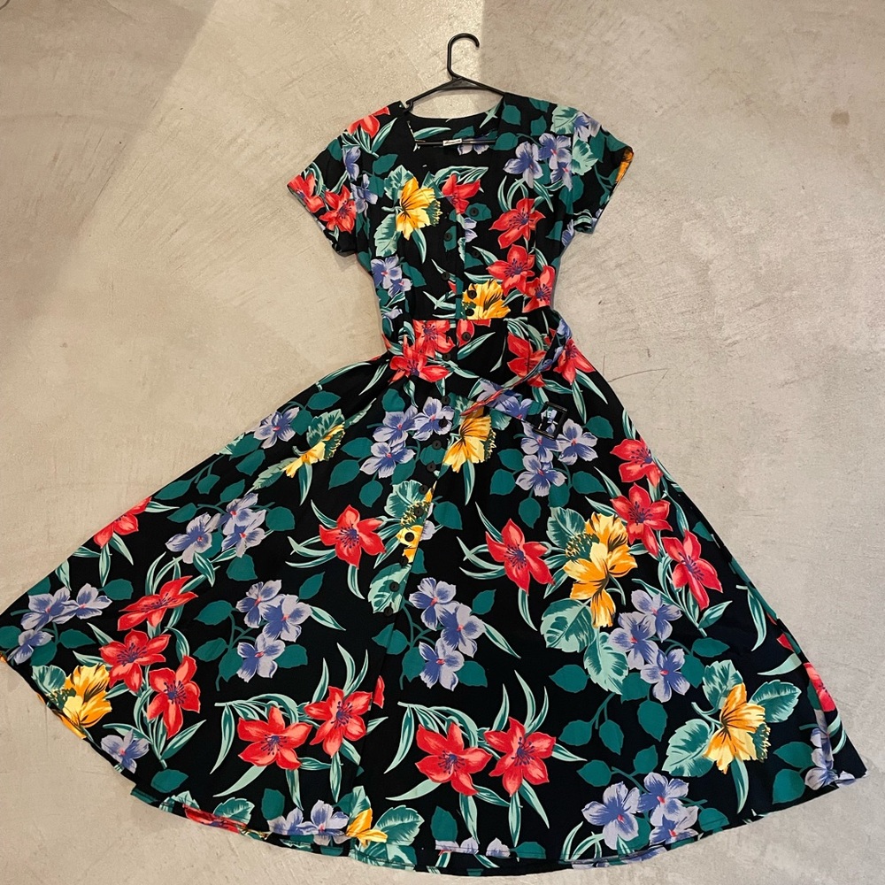 Gorgeous floral party dress! So flowy & fun to wear!